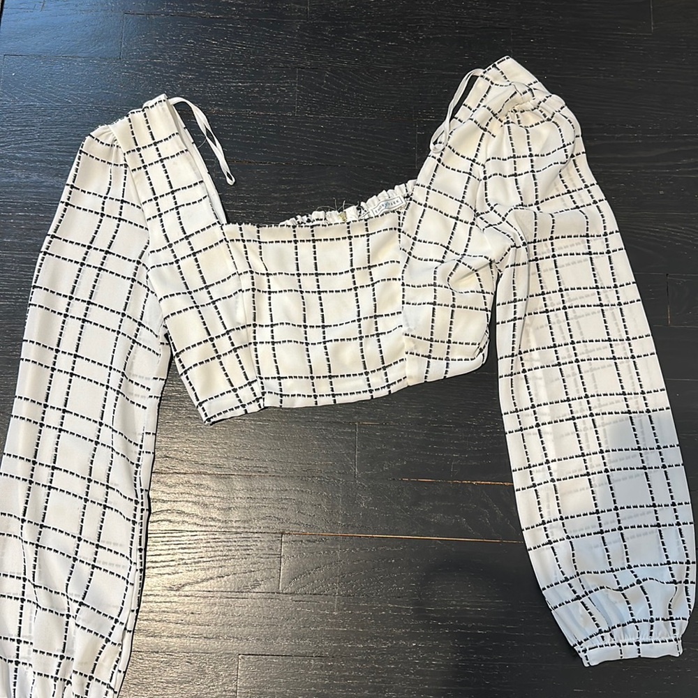 Cropped white and black blouse